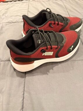 Puma Men's Red and Black Low-Top Sneakers